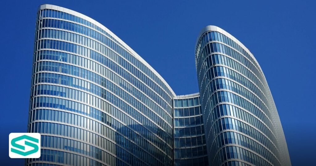 Smart Zones UAE: The Future - architectural view of a sleek, modern skyscraper in with reflective glass windows